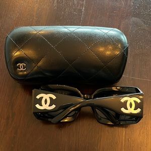 Used black Chanel sunglasses